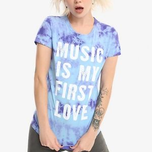 Music shirt kinda grungey 🖤